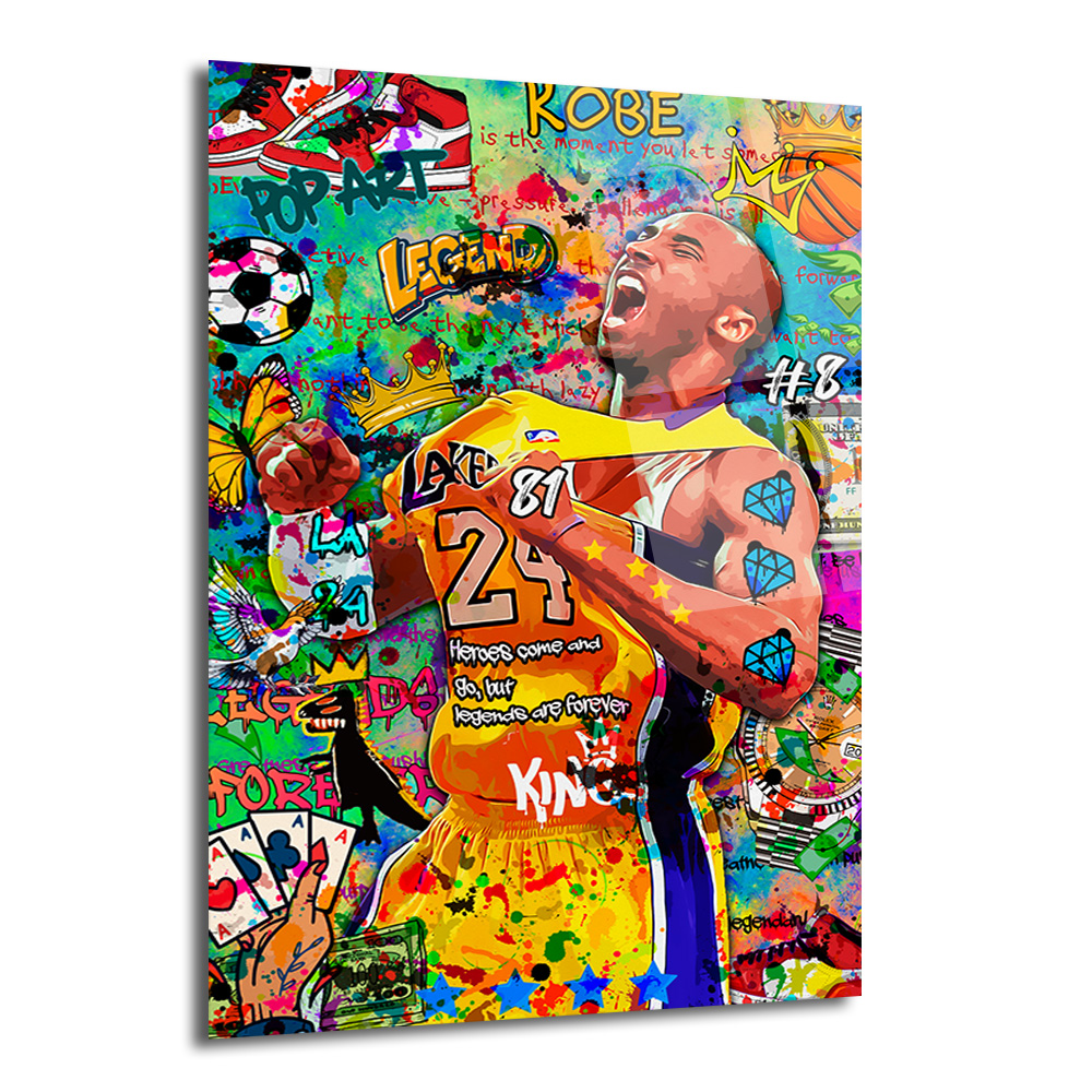Kobe Bryant Efsanesi Pop Art Graffiti Cam Tablo Duvar Dekoru Canlı renklerle bezenmiş, Pop Art ve graffiti tarzında, Lakers forması giyen Kobe Bryant'ın coşkulu bir portresi. Arka planda basketbol temalı ve sokak sanatı öğeleri, yazılar ve semboller içeren dinamik bir kompozisyon.