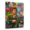 Canlı graffiti arka planında elinde otomatik tüfekle Tony Montana (Scarface) karakterinin pop-art tarzı portresi, çevresinde para desteleri, kral tacı ve sokak sanatı yazılarıyla dolu, renkli ve dinamik bir cam tablo.