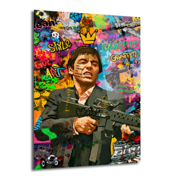 Canlı graffiti arka planında elinde otomatik tüfekle Tony Montana (Scarface) karakterinin pop-art tarzı portresi, çevresinde para desteleri, kral tacı ve sokak sanatı yazılarıyla dolu, renkli ve dinamik bir cam tablo.