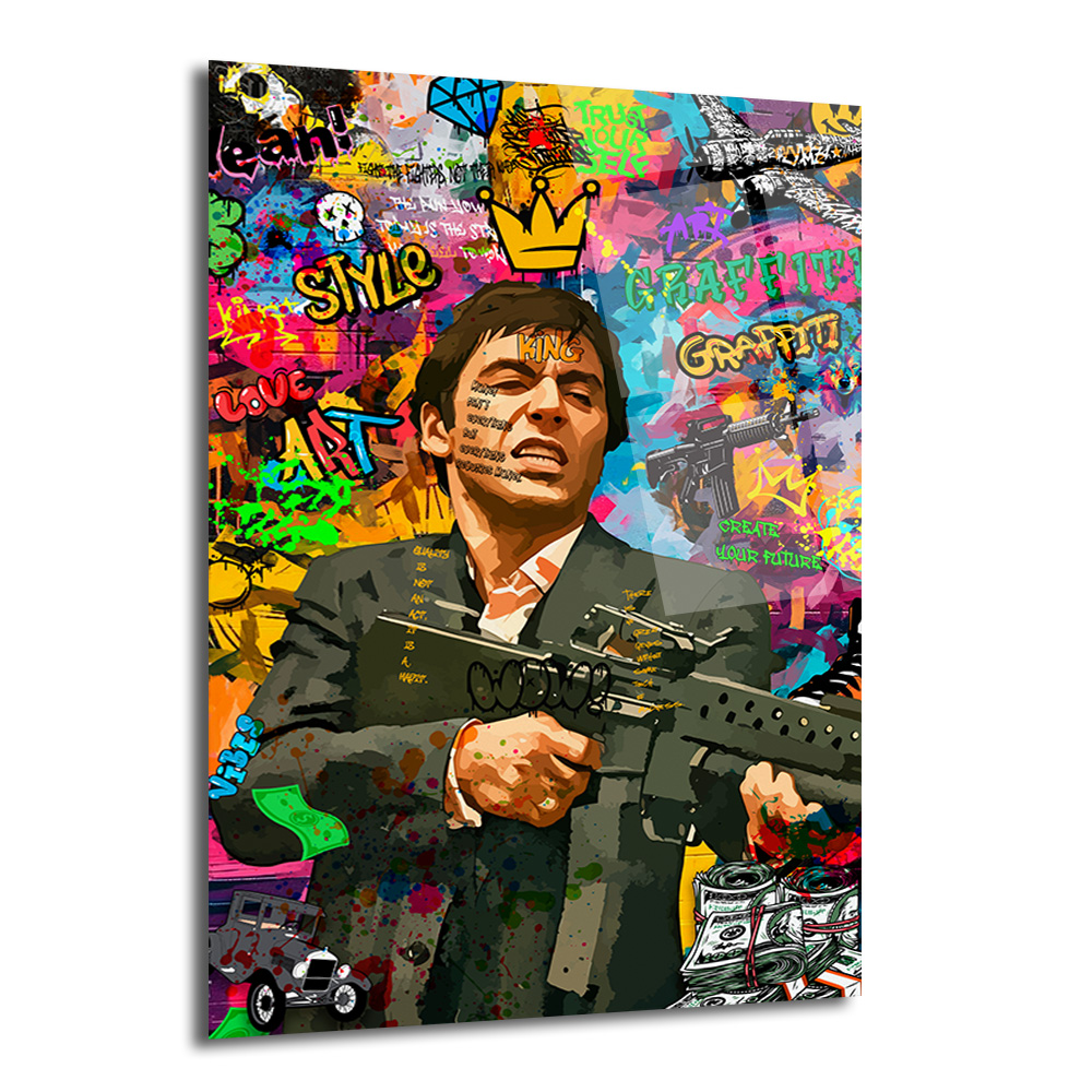 Asi Ruh Tony Montana Graffiti Cam Tablo Duvar Dekoru Canlı graffiti arka planında elinde otomatik tüfekle Tony Montana (Scarface) karakterinin pop-art tarzı portresi, çevresinde para desteleri, kral tacı ve sokak sanatı yazılarıyla dolu, renkli ve dinamik bir cam tablo.