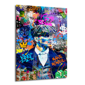 Graffiti ve sokak sanatı tarzında, şapkalı takım elbiseli karizmatik bir adamın (Tommy Shelby'yi andıran) renkli portresi. Arka planda para yığınları, dolar işaretleri, bir kurt ve kral tacı gibi semboller ile canlı boya sıçramaları ve graffiti yazıları bulunuyor. Resimde "KING" ve "MAKE MONEY" gibi ifadeler dikkat çekiyor.
