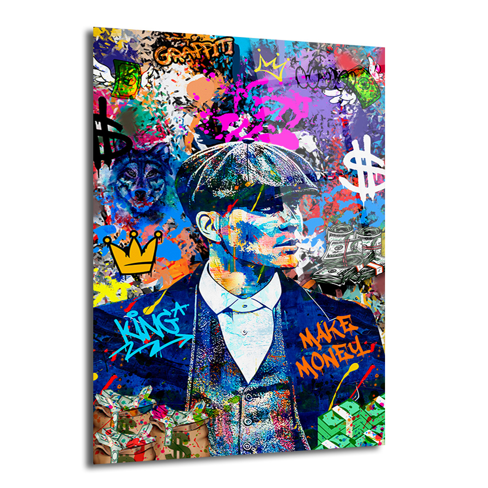 Urban King Tommy Shelby Graffiti Cam Tablo Duvar Dekoru Graffiti ve sokak sanatı tarzında, şapkalı takım elbiseli karizmatik bir adamın (Tommy Shelby'yi andıran) renkli portresi. Arka planda para yığınları, dolar işaretleri, bir kurt ve kral tacı gibi semboller ile canlı boya sıçramaları ve graffiti yazıları bulunuyor. Resimde "KING" ve "MAKE MONEY" gibi ifadeler dikkat çekiyor.