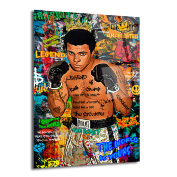 Graffiti ve pop art tarzında tasarlanmış, boks eldivenleri ve şampiyonluk tacıyla Muhammed Ali'nin güçlü duruşunu sergileyen renkli bir cam tablo.