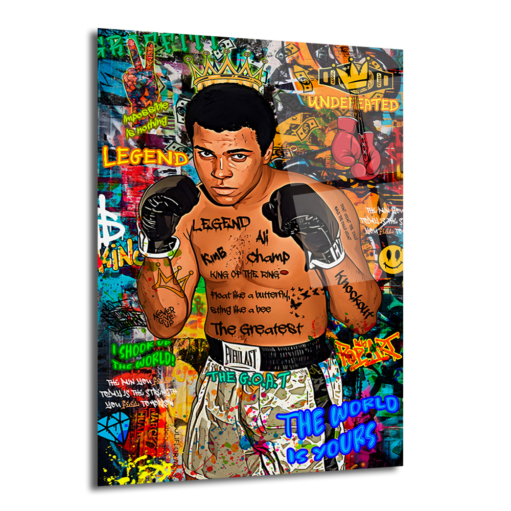 Muhammed Ali Efsanesi Pop Art Graffiti Cam Tablo Duvar Dekoru Graffiti ve pop art tarzında tasarlanmış, boks eldivenleri ve şampiyonluk tacıyla Muhammed Ali'nin güçlü duruşunu sergileyen renkli bir cam tablo.