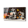 Muhammad Ali'nin boks ringinde rakibinin üzerinde durduğu siyah beyaz ikonik fotoğrafına Looney Tunes çizgi film karakterlerinin (Bugs Bunny, Daffy Duck, Tweety, Elmer Fudd vb.) renkli bir şekilde eklendiği, pop-art tarzı cam tablo.