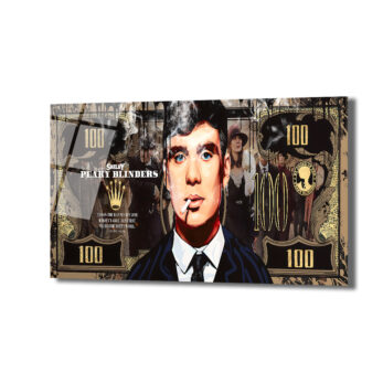 Anasayfa Duvar Dekoru Peaky Blinders dizisinden Thomas Shelby'nin 100 dolarlık banknot temalı, sigara içerken tasvir edildiği, arkasında diğer karakterlerin ve diziden alıntıların yer aldığı modern cam tablo. Siyah, altın ve bej tonlarında.