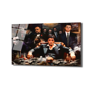 Anasayfa Duvar Dekoru Ortada Tony Montana'nın lüks koltukta oturduğu, etrafında dolar banknotları, puro dumanı ve Al Pacino, Marlon Brando, Leonardo DiCaprio ve Joker gibi film ikonlarının bulunduğu koyu tonlarda bir cam tablo.