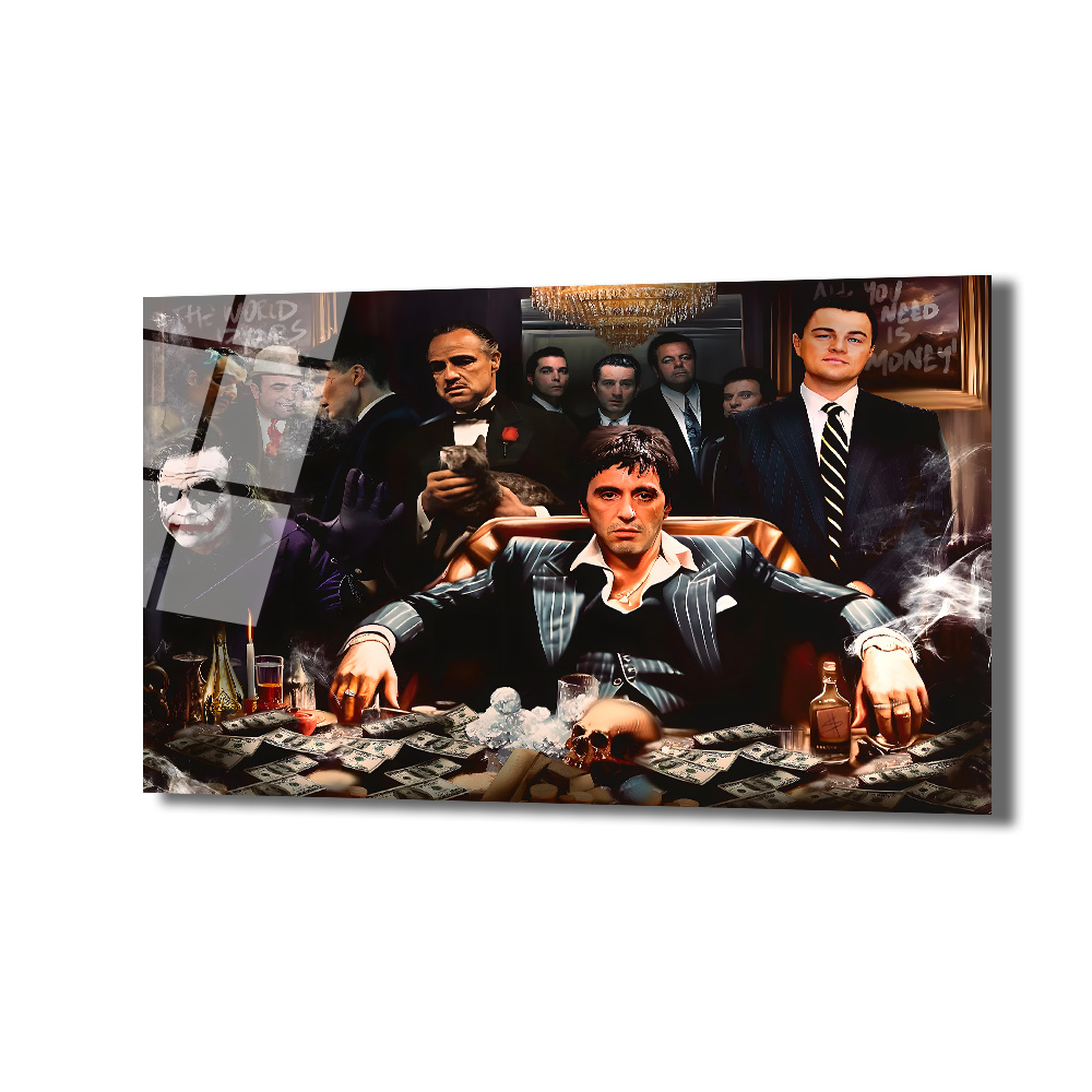 Sinemanın Efsanevi İkonları: Güç, Para ve Ambisyon Cam Tablo Duvar Dekoru Ortada Tony Montana'nın lüks koltukta oturduğu, etrafında dolar banknotları, puro dumanı ve Al Pacino, Marlon Brando, Leonardo DiCaprio ve Joker gibi film ikonlarının bulunduğu koyu tonlarda bir cam tablo.