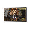 Lüks Aslan Kral Boss$ Temalı Modern Cam Tablo Duvar Dekoru Takım elbiseli, taç takmış, koltukta oturan ve arka planı yüz dolarlık banknot deseniyle süslenmiş, üzerinde Gucci ve Rolex logoları ile 'Boss$' yazısı bulunan güçlü bir aslanın yer aldığı parlak cam tablo.