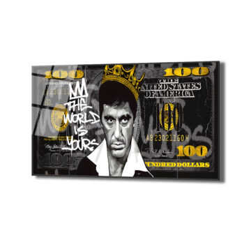 Anasayfa Duvar Dekoru Siyah ve altın renklerde, üzerinde taç takmış Al Pacino'nun (Tony Montana) ve "The World Is Yours" yazısının bulunduğu, 100 dolarlık banknot temalı modern cam tablo.