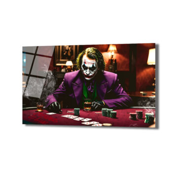 Anasayfa Duvar Dekoru Mor takım elbiseli, yüzü Joker makyajlı bir karakterin loş ışıklı bir odada poker masasında kartlara bakarken sigara içtiği anı gösteren cam tablo. Masada iskambil kartları, poker fişleri ve içki kadehleri bulunuyor, sağ taraftan hafif bir duman yükseliyor. Resim, gerilimli ve gizemli bir atmosfer sunuyor.