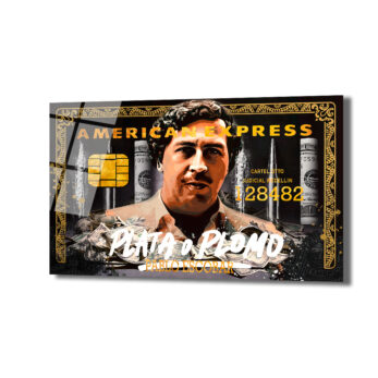 Anasayfa Duvar Dekoru Siyah zemin üzerinde altın detaylarla tasarlanmış, Pablo Escobar'ın portresi ve 'Plata o Plomo' yazısının bulunduğu, Amerikan Express kartına benzeyen modern bir cam tablo.