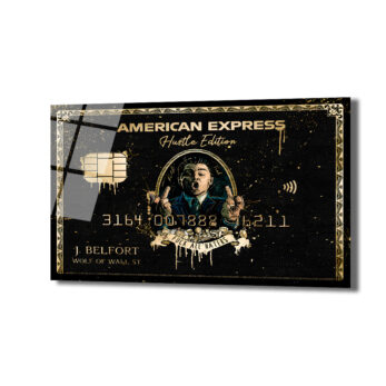 Anasayfa Duvar Dekoru Siyah ve altın renklerde, American Express kredi kartı tasarımında bir cam tablo. Üzerinde 'Hustle Edition' yazısı ve 'Para Avcısı' filminden Jordan Belfort'un (Leonardo DiCaprio) orta parmaklarını gösterdiği karikatürize edilmiş bir çizimi bulunuyor. Altın rengi boya sıçramaları ve 'Fuck All Haters' sloganı ile asi ve lüks bir hava taşıyor.
