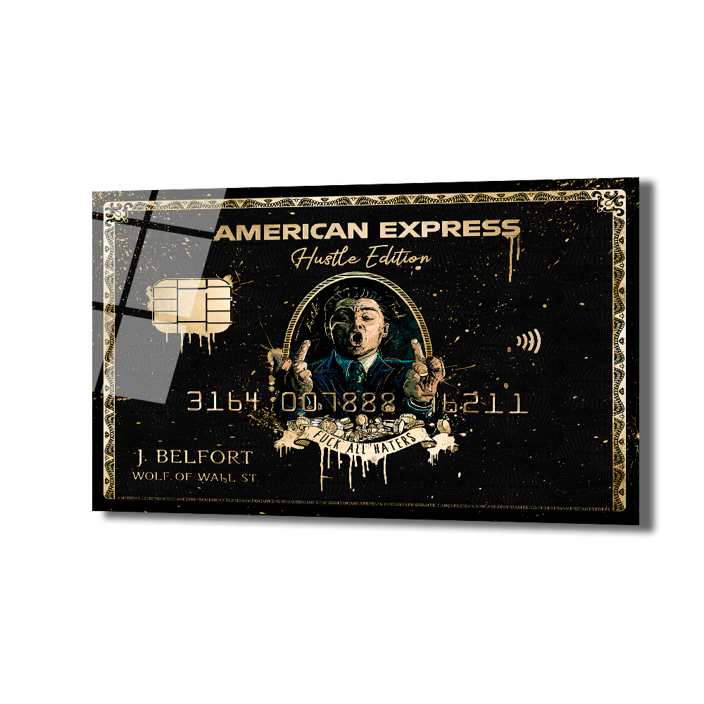 Jordan Belfort 'Wolf of Wall Street' Hustle Edition Cam Tablo Duvar Dekoru Siyah ve altın renklerde, American Express kredi kartı tasarımında bir cam tablo. Üzerinde 'Hustle Edition' yazısı ve 'Para Avcısı' filminden Jordan Belfort'un (Leonardo DiCaprio) orta parmaklarını gösterdiği karikatürize edilmiş bir çizimi bulunuyor. Altın rengi boya sıçramaları ve 'Fuck All Haters' sloganı ile asi ve lüks bir hava taşıyor.
