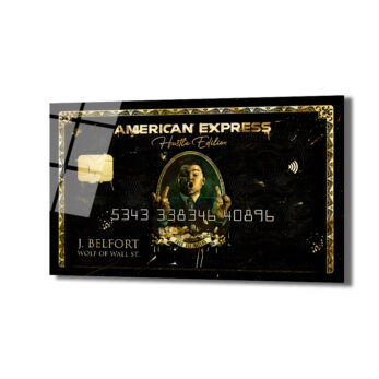 Anasayfa Duvar Dekoru Siyah ve altın renklerde lüks bir Amerikan Express kredi kartı tasviri, ortasında Jordan Belfort'un asi bir ifadeyle parmak işareti yaptığı karikatürize edilmiş bir portresi ve 'Wolf of Wall St.' yazısı bulunuyor. Kartın üzerinde 'Hustle Edition' ve düşen paralar detayları var.