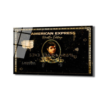 Anasayfa Duvar Dekoru Siyah ve altın renklerde, Scarface filminden Tony Montana'nın görseliyle tasarlanmış, American Express kredi kartı temalı, üzerinde 'Hustle Edition' ve 'The World Is Yours' yazan parlak cam tablo.