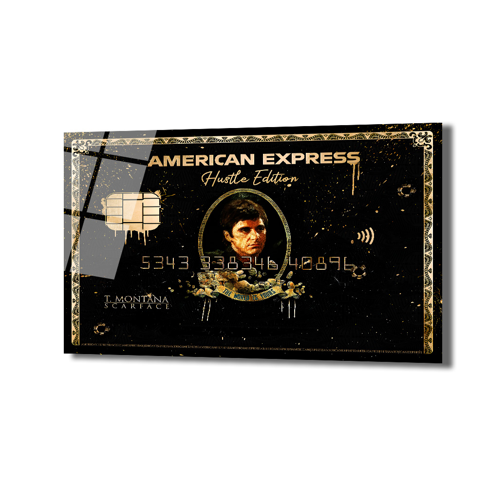 Scarface Hustle Edition Amerikan Temalı Cam Tablo Duvar Dekoru Siyah ve altın renklerde, Scarface filminden Tony Montana'nın görseliyle tasarlanmış, American Express kredi kartı temalı, üzerinde 'Hustle Edition' ve 'The World Is Yours' yazan parlak cam tablo.