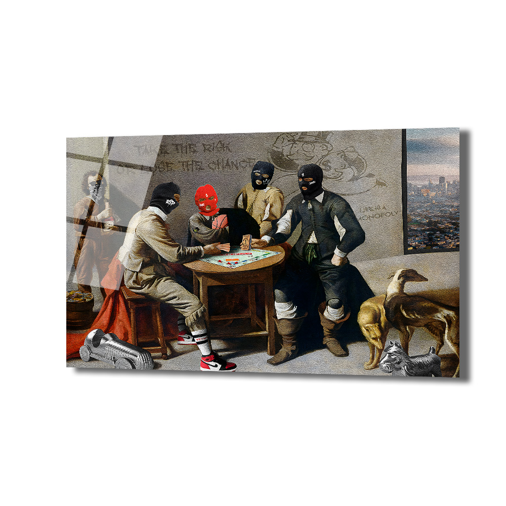 Hayat Bir Monopoly: Risk ve Şans Temalı Modern Cam Tablo Duvar Dekoru Siyah ve kırmızı balaklava takan, klasik giyimli figürlerin Monopoly oynadığı, arka planda şehir silüeti ve 'TAKE THE RISK OR LOSE THE CHANCE' yazısının bulunduğu modern sokak sanatı tarzında bir cam tablo.