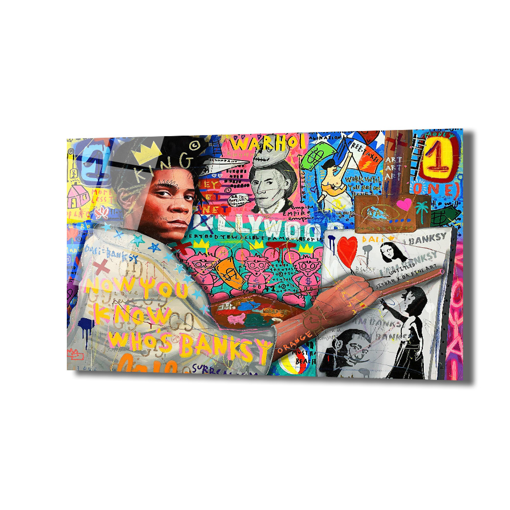 Kentsel Sanatın İkonları: Banksy Temalı Pop Art Cam Tablo Duvar Dekoru Canlı renklerde, Basquiat'ın taçlı portresini ve Banksy tarzı grafiti öğelerini içeren, pop art ve sokak sanatı esintili modern bir cam tablo. Arka planda Warhol yazıları, Hollywood tabelası ve çeşitli sanatsal detaylar yer alıyor.