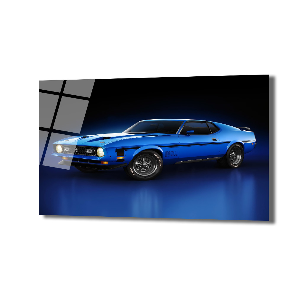 Efsanevi Mavi Ford Mustang Mach 1 Cam Tablo Duvar Dekoru Koyu mavi ve siyah degrade arka plan önünde, parlak mavi renkte, klasik bir Ford Mustang Mach 1 spor araba ön sol çaprazdan çekilmiş cam tablo. Arabanın farları hafifçe yanıyor ve yansımalarla derinlik katıyor.