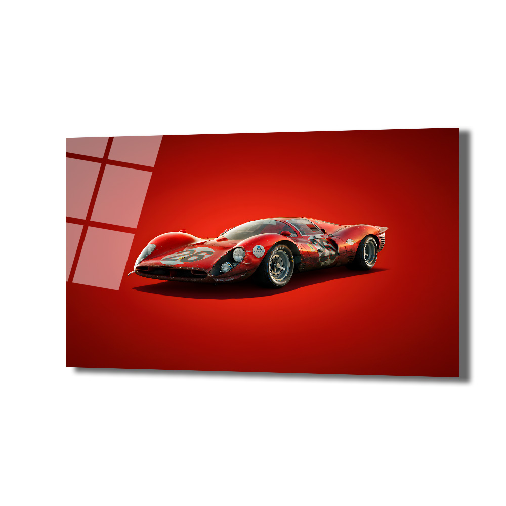 Efsanevi Kırmızı Yarış Otomobili Cam Tablo Duvar Dekoru Canlı kırmızı bir arka plan üzerinde, hafif açıyla duran, vintage tarzda kırmızı bir yarış otomobili (Ferrari P3/4 benzeri). Otomobilin önünde 26 numarası ve yarıştan kalma yıpranma detayları görülüyor.
