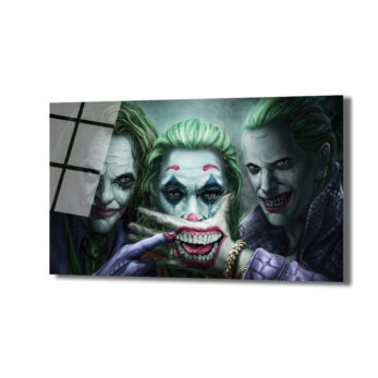 Anasayfa Duvar Dekoru Üç farklı Joker karakterinin bir arada tasvir edildiği cam tablo. Solda Heath Ledger'ın Joker'i, ortada Joaquin Phoenix'in gözleri yaşlı Joker'i ve elinde büyük, kırmızı bir gülümseme tutan bir el, sağda ise Jared Leto'nun Joker'i yer alıyor. Yeşil saçlar, mor ve gri tonlar hakim.