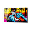 Scarface filminden Tony Montana karakterinin pop art tarzında, renkli ve dinamik bir illüstrasyonu. Elinde tabanca tutan, palmiye ağaçları ve gün batımı renklerinde arka plana sahip bir cam tablo.