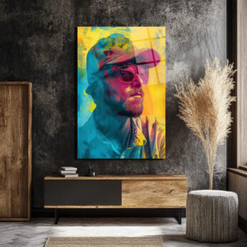 Neon Rüyası: Şapkalı Adam Portresi Modern Cam Tablo - Glazella