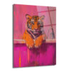 Banyodaki Kaplan Sanat Eseri: Pembe Tonlarda Cesur Cam Tablo - Glazella Banyodaki Kaplan Sanat Eseri: Pembe Tonlarda Cesur Cam Tablo - Glazella