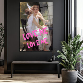 Aşkın Modern Dokunuşu: 'Love Me' Graffiti Sanat Cam Tablo - Glazella