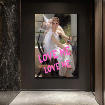 Aşkın Modern Dokunuşu: 'Love Me' Graffiti Sanat Cam Tablo - Glazella