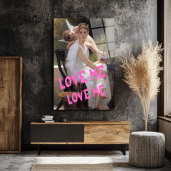 Aşkın Modern Dokunuşu: 'Love Me' Graffiti Sanat Cam Tablo - Glazella