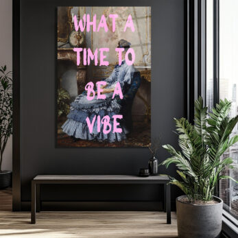 "What A Time To Be A Vibe" Pembe Yazılı Klasik Kadın Portre Cam Tablo - Glazella "What A Time To Be A Vibe" Pembe Yazılı Klasik Kadın Portre Cam Tablo - Glazella