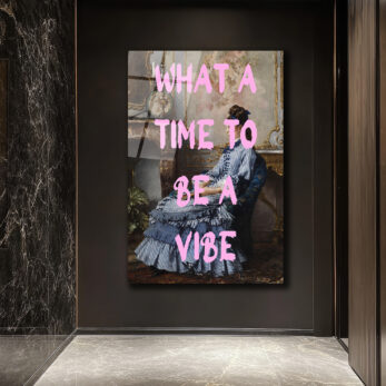 "What A Time To Be A Vibe" Pembe Yazılı Klasik Kadın Portre Cam Tablo - Glazella "What A Time To Be A Vibe" Pembe Yazılı Klasik Kadın Portre Cam Tablo - Glazella