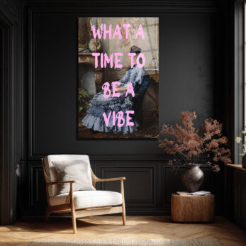 "What A Time To Be A Vibe" Pembe Yazılı Klasik Kadın Portre Cam Tablo - Glazella "What A Time To Be A Vibe" Pembe Yazılı Klasik Kadın Portre Cam Tablo - Glazella
