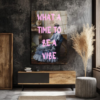 "What A Time To Be A Vibe" Pembe Yazılı Klasik Kadın Portre Cam Tablo - Glazella "What A Time To Be A Vibe" Pembe Yazılı Klasik Kadın Portre Cam Tablo - Glazella