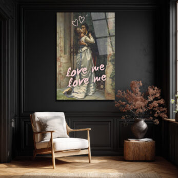 Love Me Yazılı Romantik Öpücük Cam Tablo - Glazella