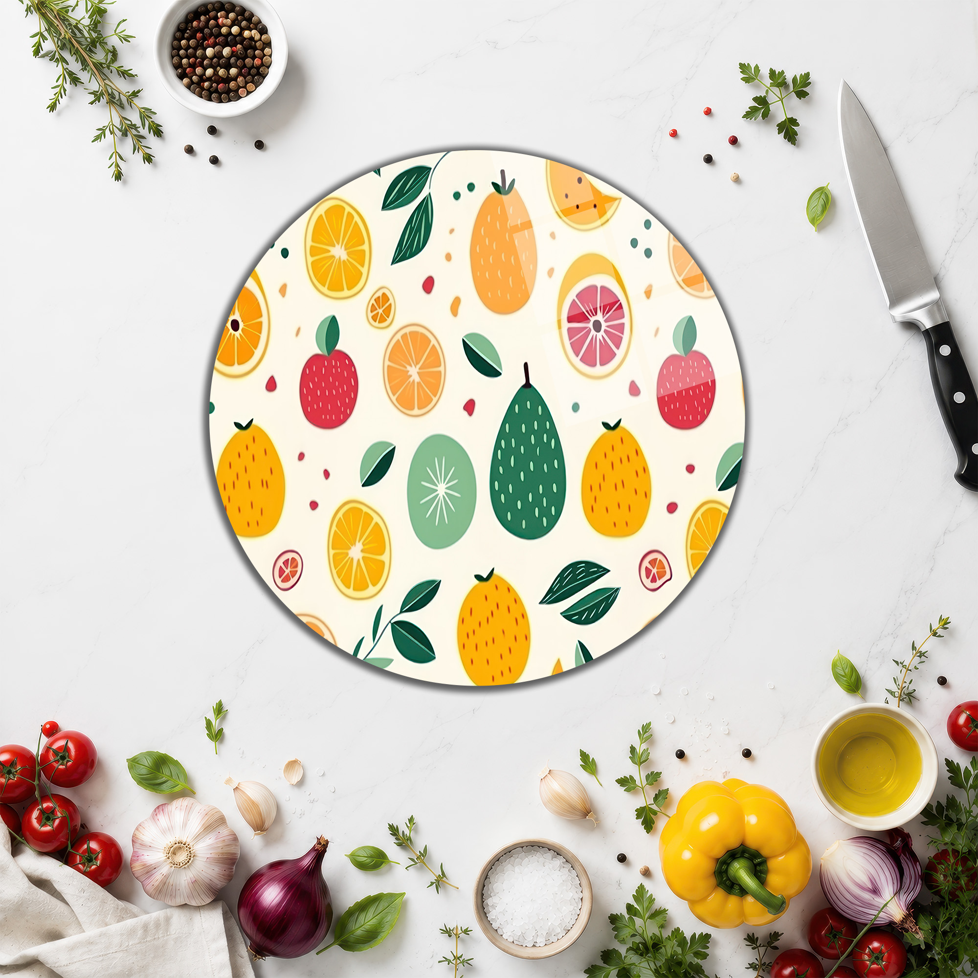 Mutfakta Pop Art Trendleri ve Canlı Cam Aksesuar Fikirleri - Glazella Beyaz mermer tezgah üzerinde, rengarenk, minimalist meyve desenleriyle süslenmiş yuvarlak bir cam kesme tahtası. Etrafında taze sebzeler, baharatlar ve mutfak gereçleri yer alıyor.