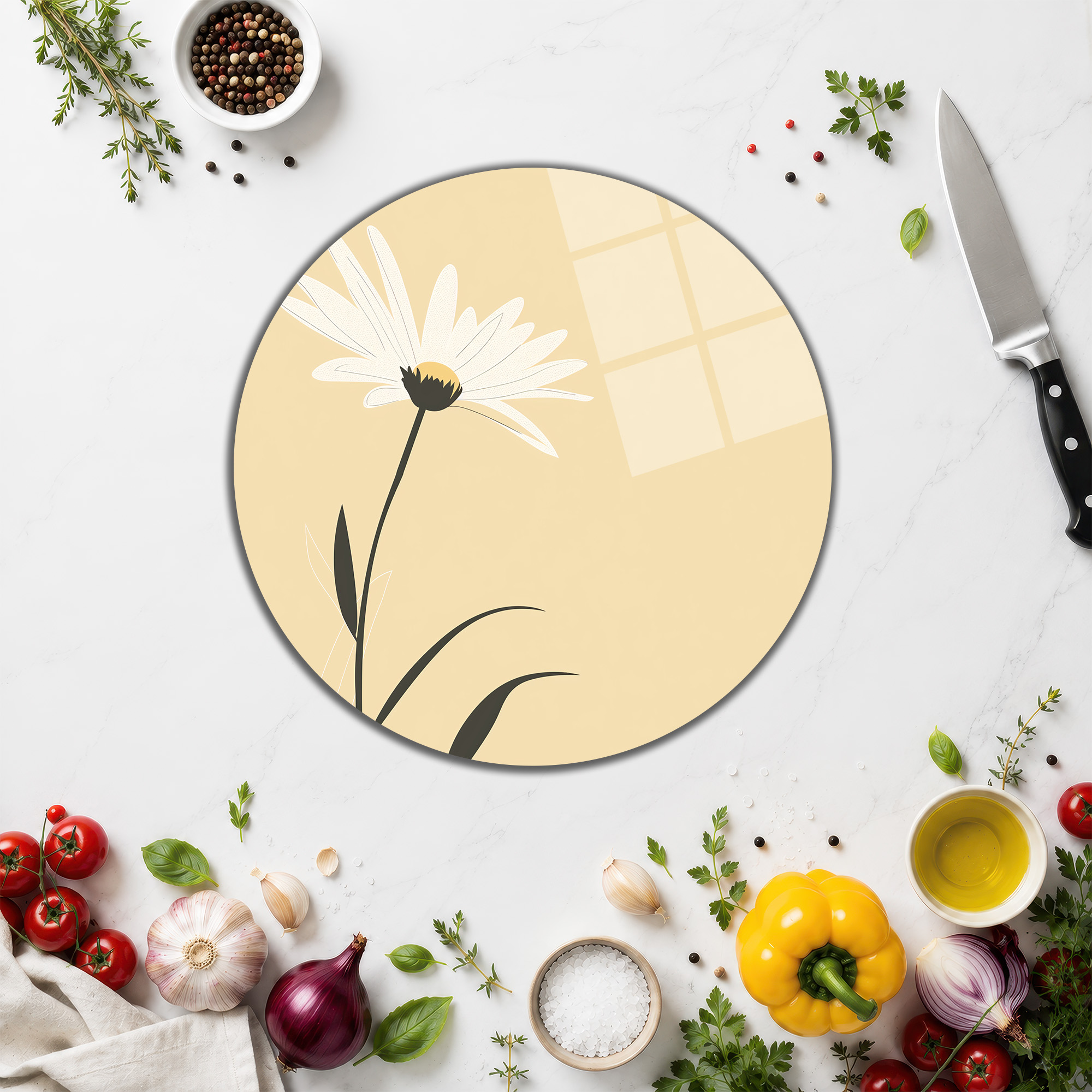 Minimalist Mutfak Tasarımı İçin Estetik ve Pratik Fikirler - Glazella Beyaz mermer tezgah üzerinde, minimalist papatya desenli, krem rengi yuvarlak cam kesme tahtası, etrafında taze sebzeler ve baharatlar.