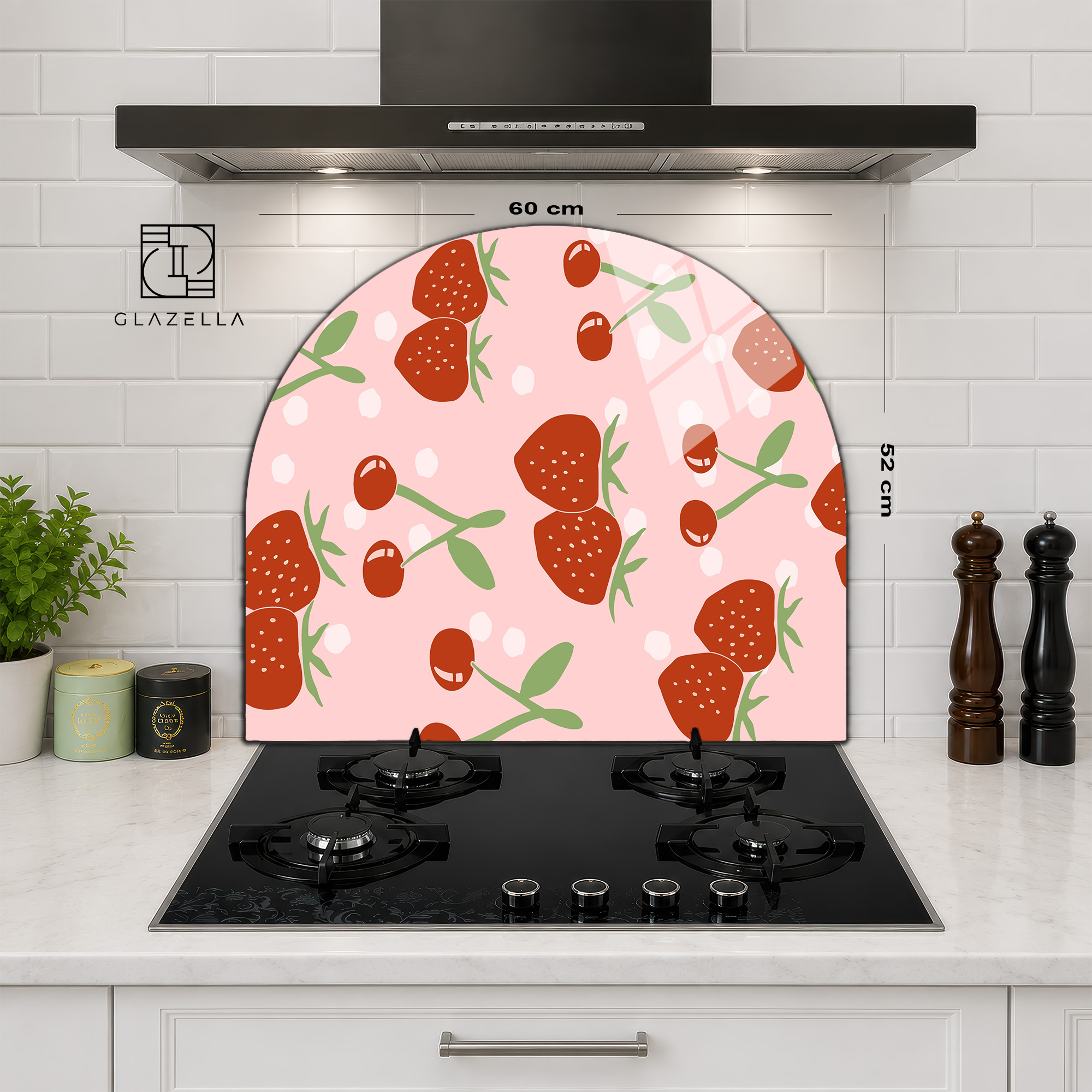 Mutfakta Pop Art Trendleri ve Canlı Cam Aksesuar Fikirleri - Glazella Açık pembe zeminde stilize edilmiş kırmızı çilek ve kiraz desenleriyle süslenmiş, ocak arkasına monte edilmiş yarım ay şeklinde bir mutfak sıçrama koruyucu cam paneli. Beyaz metro fayansları ve siyah ocak ile modern bir mutfak ortamında gösteriliyor.